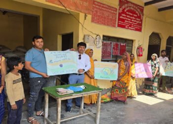 मथुरा में राशन की दुकानों पर मतदान के लिए किया जा रहा है लोगो को जागरूक