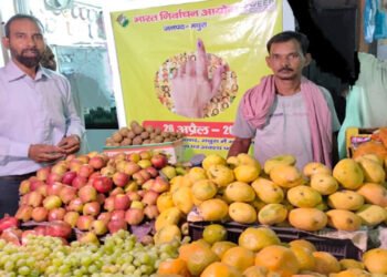 मथुरा में ढकेल-रेहड़ी वालो को किया वोट डालने के लिए जागरूक