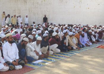 मथुरा की जिला जेल में 230 मुस्लिम बन्दी भाईयों ने देश में अमन शान्ति के लिए की ईद की नमाज अता