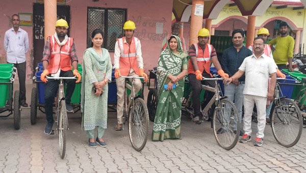 नए 15 रिक्शों से होगा गोवर्धन नगर पंचायत के वार्डो में डोर टू डोर कूड़ा कलेक्शन