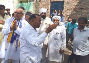 बसपा प्रत्याशी सुरेश सिंह का दावा : मथुरा के लोग हर महीने पी जाते है 100 करोड़ रु की शराब