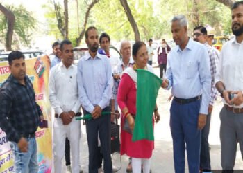 मथुरा में डीएम ने मतदाता जागरूकता रैली को दिखाई हरी झंडी