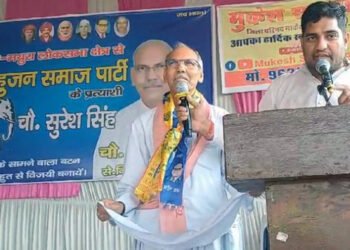 मथुरा में बसपा प्रत्याशी ने खूंटैल पट्टी की पंचायत में झोली फैलाकर मांगा समर्थन