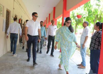 मथुरा में आगरा मंडल की कमिश्नर ने पोलिंग बूथ पर मतदाताओं से की बातचीत