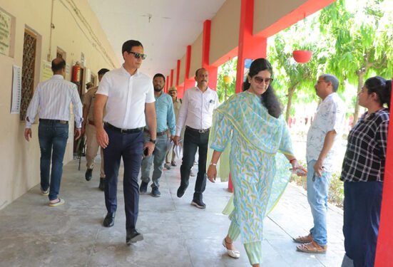 मथुरा में आगरा मंडल की कमिश्नर ने पोलिंग बूथ पर मतदाताओं से की बातचीत