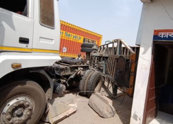 मथुरा में चौकी में घुसा कंटेनर , बाल- बाल बचे पुलिसकर्मी