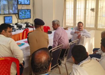 यूपी के मुख्य निर्वाचन अधिकारी ने मथुरा में ईवीएम मशीनो के स्ट्रांग रूमों का किया निरीक्षण