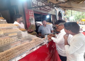 गोवर्धन में गिरिराज मिष्ठान भण्डार सहित कई दुकानों के भरे गए सैम्पिल, बड़ी मात्रा में कराये पैडा नष्ट