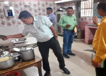 मथुरा में जिला अस्पताल में मरीजों को मिलने वाले भोजन के भरे गए सैम्पिल