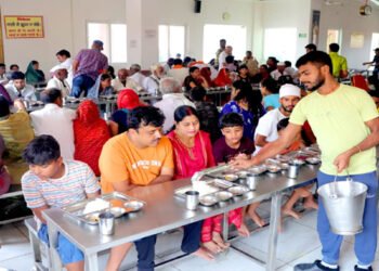 वृंदावन में दर्शन के लिए आने वाले भक्तों को फ्री भोजन की व्यवस्था, भरपेट भोजन के लिए नहीं ख़र्च करना पड़ेगा एक रुपया भी