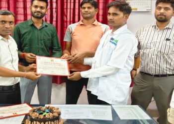 पायलट दिवस: मथुरा में मरीजों की जान बचाने वाले एंबुलेंस पायलट हुए सम्मानित