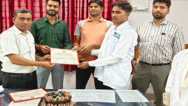 पायलट दिवस: मथुरा में मरीजों की जान बचाने वाले एंबुलेंस पायलट हुए सम्मानित