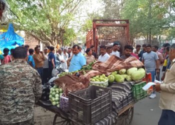 वृंदावन में नगर निगम के अतिक्रमण हटाओ अभियान से मची भग्गी, समान जब्तीकरण के साथ वसूला हजारों का जुर्माना