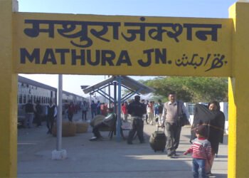 मंगला एक्सप्रेस ट्रेन के एसी कोच में कूलिंग कम होने पर यात्रियों ने काटा हंगामा, 50 मिनट मथुरा जंक्शन पर रही खड़ी