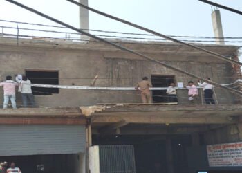 विप्रा ने वृंदावन के राधानिवास में हो रहे अवैध निर्माण पर लगाई सील