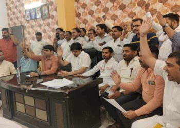 मथुरा वृंदावन नगर निगम में जलकल विभाग के महा प्रबंधक और पार्षदों के बीच बड़ी रार, इस्तीफा देने की दी धमकी