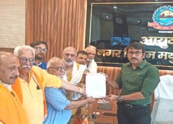 कंसखार पर बने मूत्रालय को हटाने को लेकर नगर आयुक्त से मिले समाजसेवी, धार्मिक आस्था से हो रहा है खिलवाड़