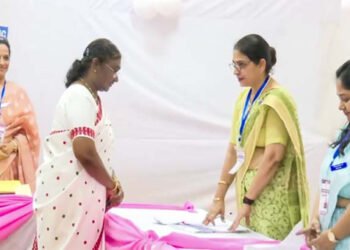 दिल्ली में सुबह से कतारों में खड़े मतदाता; मुर्मू, जयशंकर, पुरी, आतिशी ने वोट डाला