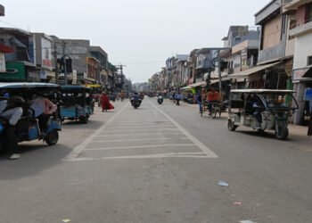 मथुरा की मुख्य सड़क के बीचों बीच वाहनों के लिए बनाया गया पार्किंग सिस्टम समाप्त