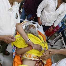 श्री कृष्ण जन्मभूमि-ईदगाह प्रकरण में पक्षकार दिनेश के समर्थन में बैठे बाबा को स्वास्थ्य खराब होने पर कराया जिला अस्पताल में भर्ती