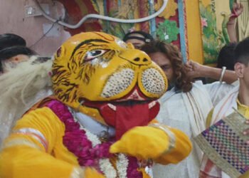 मथुरा के प्रसिद्ध मंदिर ठा. द्वारकाधीश में हुआ नरसिंह लीला का मंचन, उमड़े भक्त