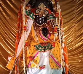Mathura: अक्षय तृतीया पर श्रीदाऊजी महाराज ने दिए चरण दर्शन, उमड़ी श्रद्धालुओं की भीड़
