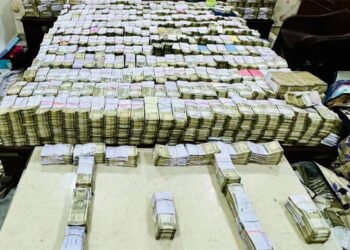 आगरा में जूता कारोबारियों के ठिकानों पर इनकम टैक्स का छापा, 60 करोड़ रुपये से अधिक की नकदी बरामद