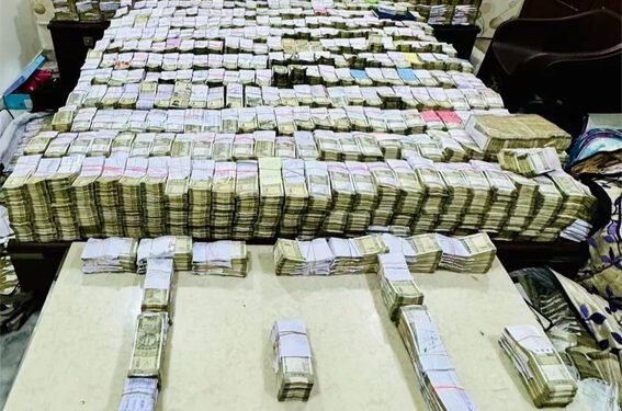 आगरा में जूता कारोबारियों के ठिकानों पर इनकम टैक्स का छापा, 60 करोड़ रुपये से अधिक की नकदी बरामद