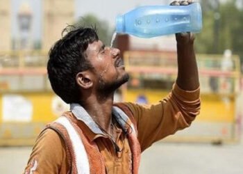 खुले में काम करने वाले श्रमिक और चिलचिलाती धूप