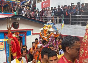 बाबा केदार की पंचमुखी डोली गौरीकुंड से हुई केदारनाथ प्रस्थान, कल खुलेंगे कपाट