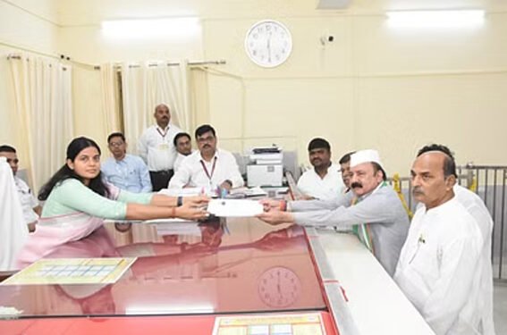 Lok Sabha Election: अमेठी में किशोरी लाल ने पर्चा भरा, प्रियंका ने मांगा जीत का आशीर्वाद