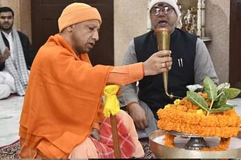 अक्षय तृतीया पर CM योगी ने किया देवाधिदेव का रुद्राभिषेक