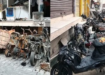 मथुरा में इलेक्ट्रॉनिक बाइक शोरूम में लगी भीषड़ आग , 50 लाख की बाइकें जलकर खाक