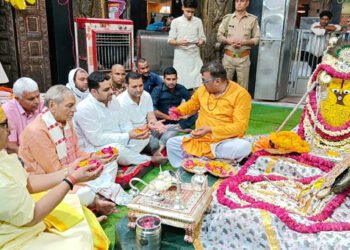 कैबिनेट मंत्री चौ. लक्ष्मी नारायण ने भाजपा की जीत को लेकर गिर्राज महाराज की पूजा कर मांगी मनौती