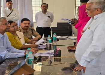 गोवर्धन एसडीएम पर सीयूजी फोन रिसीव न करने का आरोप