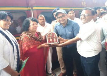 पूर्वोत्तर रेलवे की जीएम को रेल कर्मियों ने समस्याओं को लेकर दिया ज्ञापन