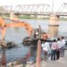 मथुरा में नगर निगम ने यमुना में पोकलेन मशीन उतरी, घाटों के समीप से हटाई जाएगी गंदगी