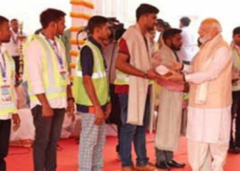 मोदी के शपथ ग्रहण समारोह के लिए सफाई कर्मचारियों, श्रमिकों, वंदे भारत के कर्मचारियों को न्योता