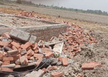 घोर भ्रष्टाचार: मथुरा में सरकारी पशु चिकित्सालय में हो रहे घटिया निर्माण को कराया ध्वस्त