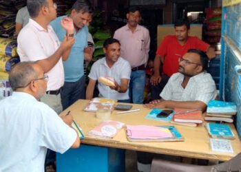 मथुरा में सीजनल फल सब्जी नमस्ते इंडिया ब्रांड आइसक्रीम के खाद्य विभाग ने भरे सैंपल