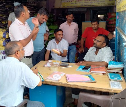 मथुरा में सीजनल फल सब्जी नमस्ते इंडिया ब्रांड आइसक्रीम के खाद्य विभाग ने भरे सैंपल