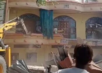 भोपाल में भाजयुमो नेता की हत्या के फरार आरोपित के तीन मंजिला मकान पर चला बुलडोजर
