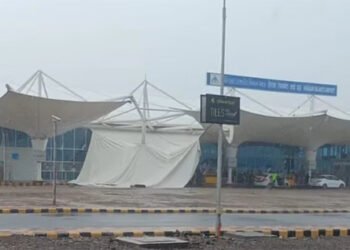 दिल्ली के बाद गुजरात के राजकोट एयरपोर्ट टर्मिनल के बाहर की छत ढही