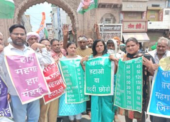 मथुरा के हृदय स्थल होलीगेट पर कांग्रेसियो ने किया बेकाबू महंगाई को लेकर जोरदार प्रदर्शन