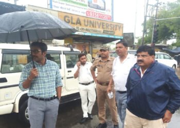 मथुरा वृंदावन में बारिश ने निगम अधिकारियों की उड़ाई नींद , नगर आयुक्त को खड़े होकर करानी पड़ रही है त्वरित जल निकासी