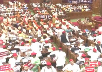बिजली, बाढ़ और कानून व्यवस्था को लेकर सपा ने यूपी विधानसभा में किया भारी हंगामा