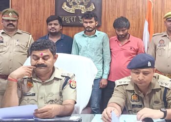 मथुरा में 102 बैंक एटीएम कार्ड मोबाइल फोन सहित तीन शातिर ठग गिरफ्तार