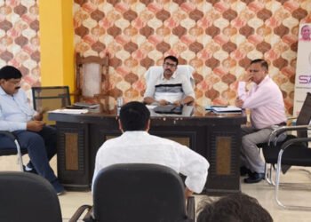 मथुरा में नगर आयुक्त ने जन सुनवाई में किया डेढ़ दर्जन शिकायतों का निस्तारण