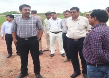 वृंदावन परिक्रमा मार्ग में सफाई व्यवस्था का नगर आयुक्त ने किया औचक निरीक्षण