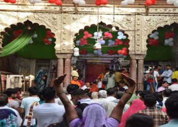 त्योहारों पर बिहारी जी मंदिर में दर्शन के लिए आने वाले श्रद्वालू नंगे पैर आये ,सेल्फ़ी लेने से बचे